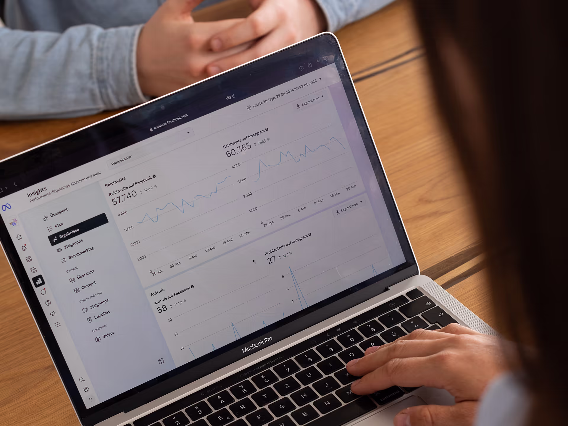 Team entwickelt Online-Marketing-Strategien