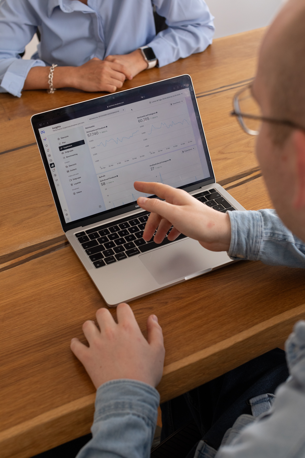 Team von Digital Media Park bei der Arbeit an Softwareprojekten