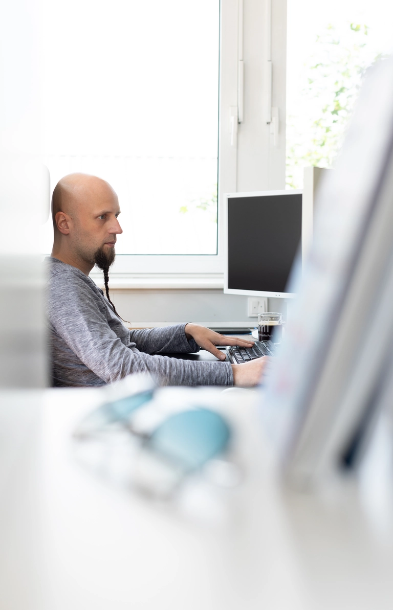 Team bespricht Software-Architektur Diagramm