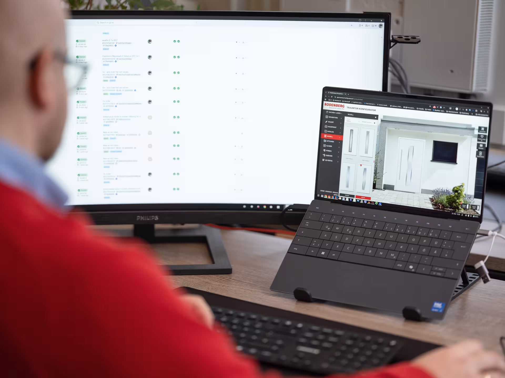 Software-Architekt plant Systemarchitektur am Whiteboard