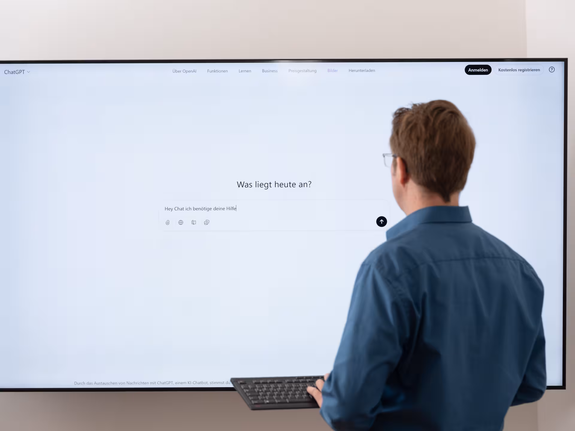 Team optimiert eine Website für bessere Sichtbarkeit in Suche und KI-Systemen